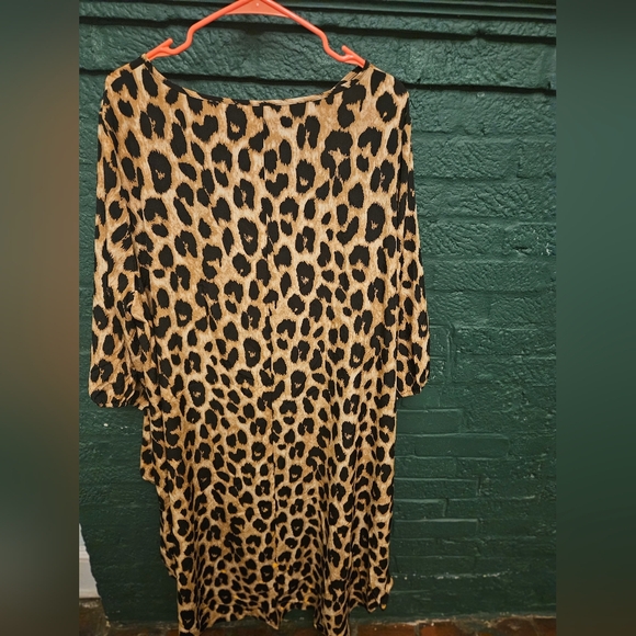 Leopard Print High-Low Top - Picture 3 of 5